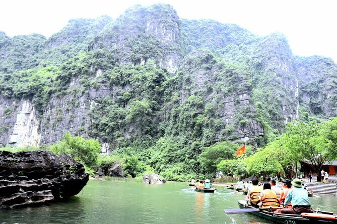 PRIVATE TOUR Ninh Binh One Day - Hoa lu- Tam Coc - Mua Cave - Mua Cave (Dancing Cave): Nearly 500 Steps to Lying Dragon Mountain