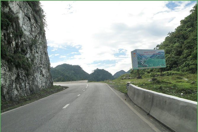 Private Transfer Hanoi <=> Mai Chau One Way (Free hotel pickup) - The comfort checklist: AC, non-smoking, and an easy ride