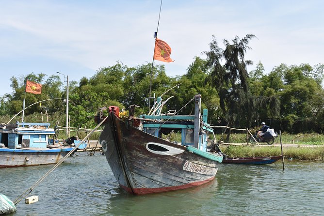 Riding Back In Time Around Hoi An - Meet Trinh and Moon: setup that makes the ride easier