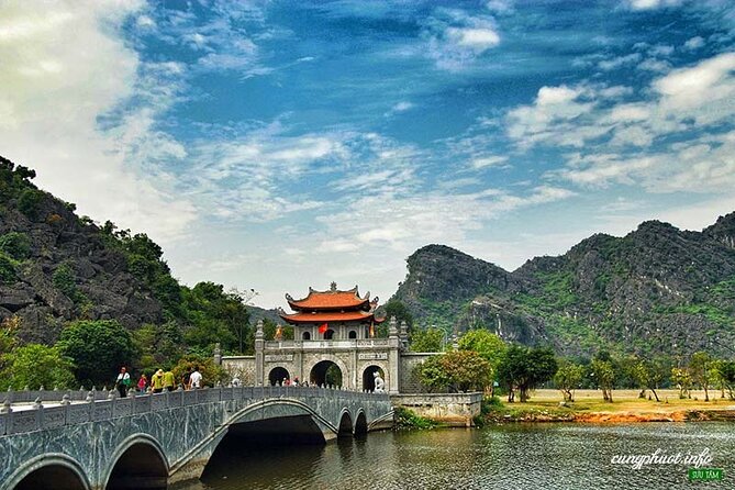 Roundtrip: HaNoi - NinhBinh - LanHa Bay on 5-Star Cruise 3days - Why this combo works: Hanoi to Ninh Binh, then Ha Long and Lan Ha