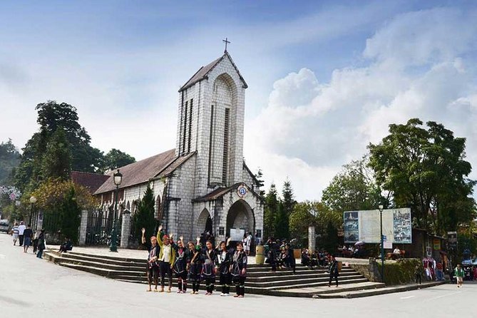 Sa Pa 2-Day Moderate Trek and Homestay Limousine Tour from Hanoi - Homestay life and village interactions: what’s included, and how to handle the shopping pressure