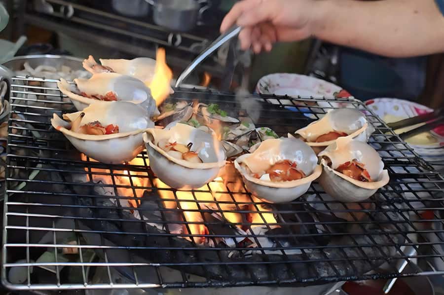 Saigon: Best Price Authentic Walking Street Food Tour - Ho Thi Ky flower market: color, scent, and snack-friendly pacing
