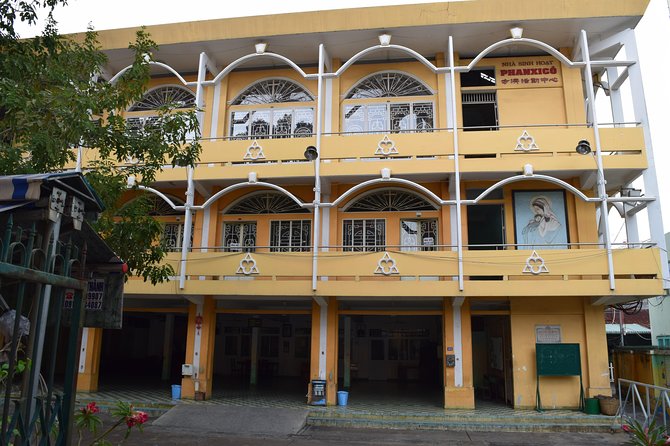 Saigon City One Day Discover By Cyclo Ride Private Tour With Guide - Lunch and street snacks: the part you’ll remember later