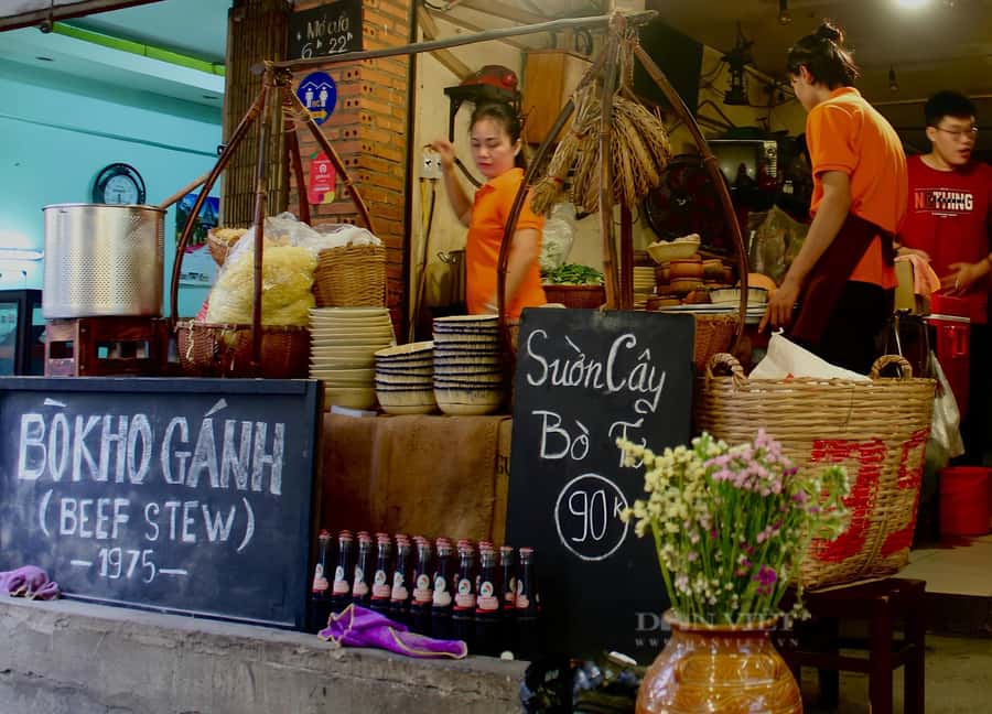 Saigon: Michelin Guide Food Tour with Ao Dai Female Riders - Stop 4: Ốc Oanh Seafood, Snails, and Saigon Beer