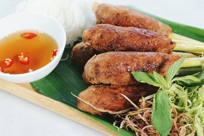 Saigon Street Food Safari by US Army Jeep - Stop 2: Nguyen Thien Thuat Apartment Buildings for street-life eating