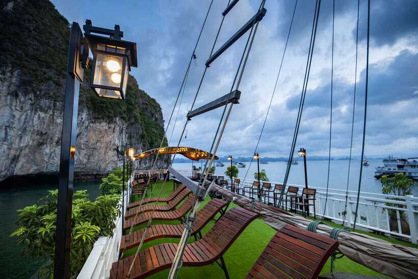 Swan Cruises: Bai Tu Long Bay 3 Day 2 Nights - Day 2 in the Bay: Vung Vieng, Fish & Pearl Farming, Trinh Nu Cave
