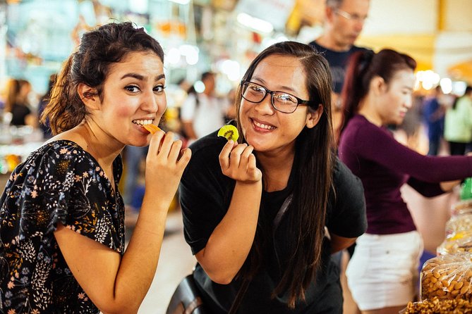 The 10 Tastings of Ho Chi Minh City With Locals: Private Street Food Tour - Tao Dan Park and the banh mi stop