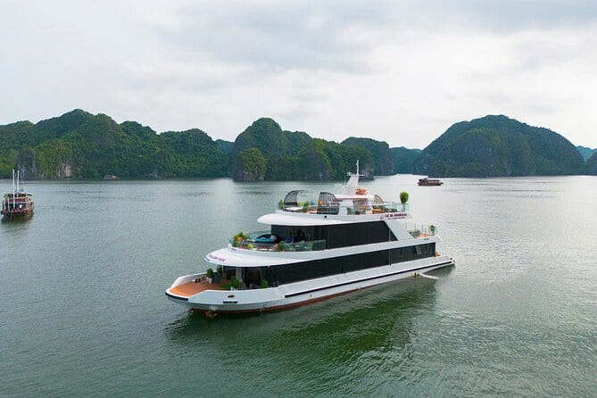 The Catba Catamaran Day Tour Lan Ha Bay Cruise Trips - Cat Ba to Lan Ha Bay: arriving ready for the water