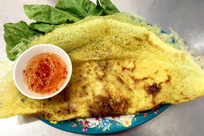 The Coolest Vegan Food Tour by Motorbike in Ho Chi Minh City - Stop 2: Nguyen Thien Thuat apartment buildings and vegan bún bò hue