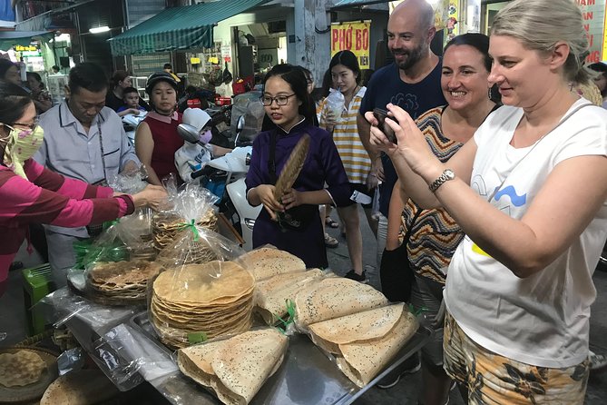 The Unique Ao Dai Street Food Tour By Scooter - Stop 2: Le Van Tam Park and papaya salad with black jerky beef