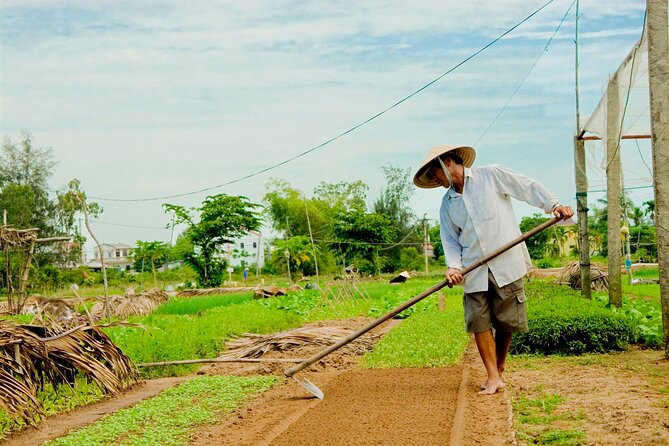 Tra Que Village Cycling And Farming - Rolling up your sleeves: gardening and farming hands-on