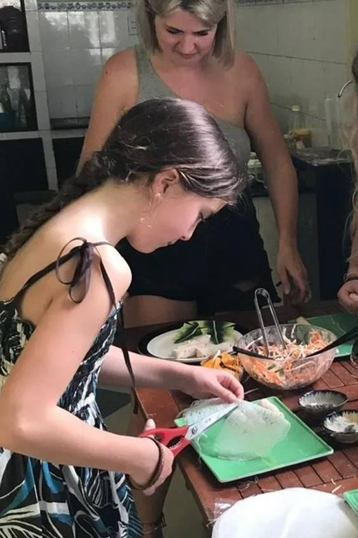 Traditional Vietnamese Cooking Class in Leina Cookery - Getting to Leina Cookery: 23 Huỳnh Thúc Kháng meets a quick Hoi An photo moment