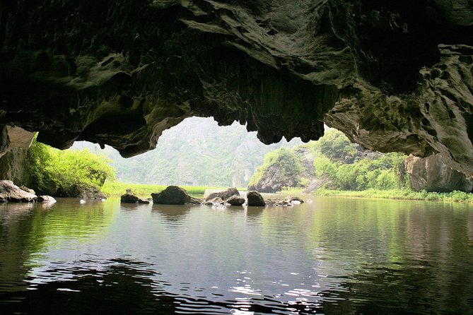 Trang An Boat Ride and Hoa Lu Temples - After the boat: lunch with Vietnamese dishes (and vegetarian options)